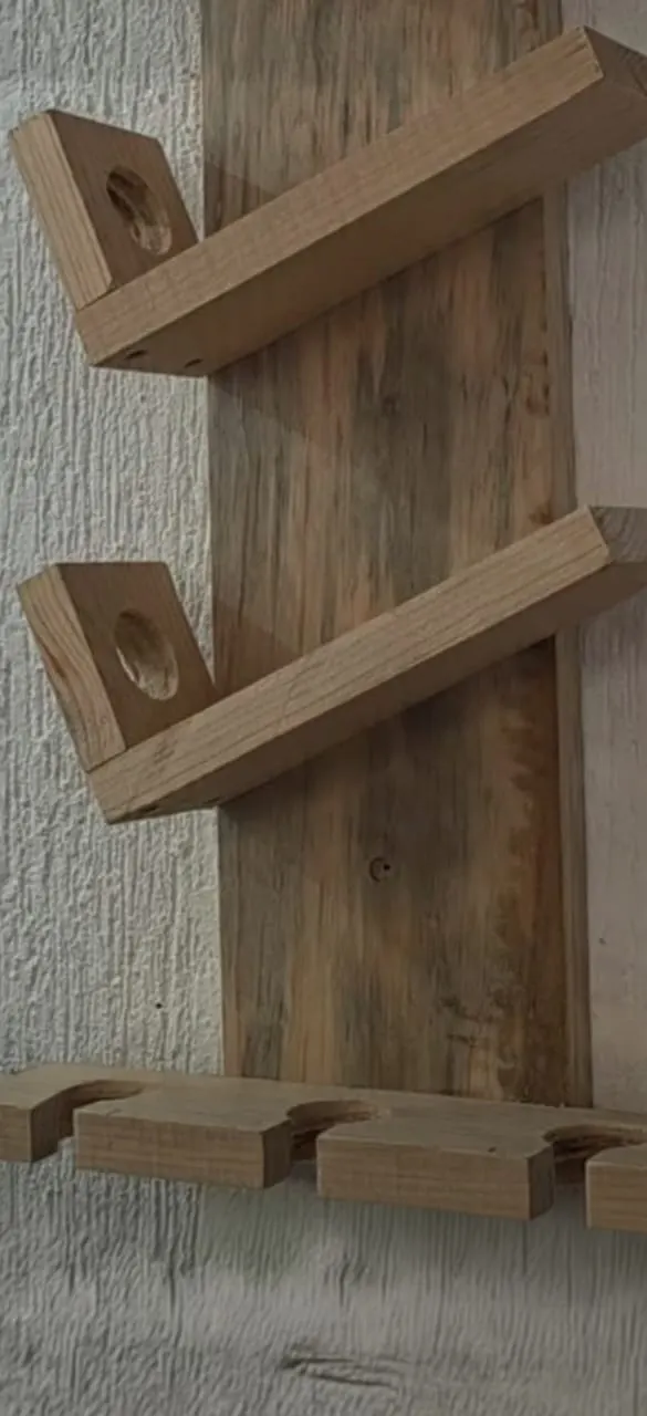 Botellero de pared de madera para botellas y copas