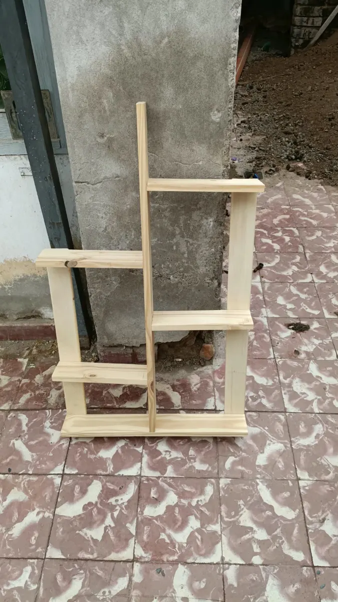 Estante asimétrico: Diseño escalonado en madera natural