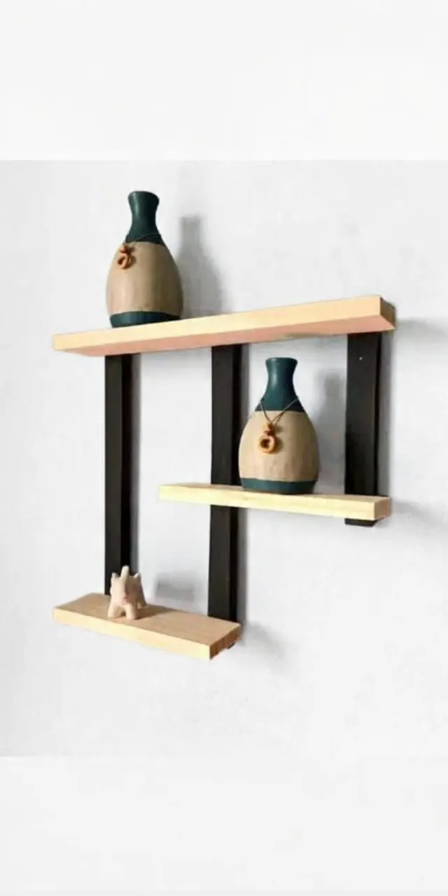 Estante flotante de madera con estructura de hierro negro