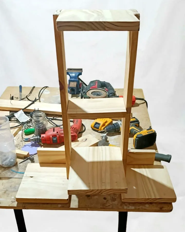 Estante modular recién terminado en el taller