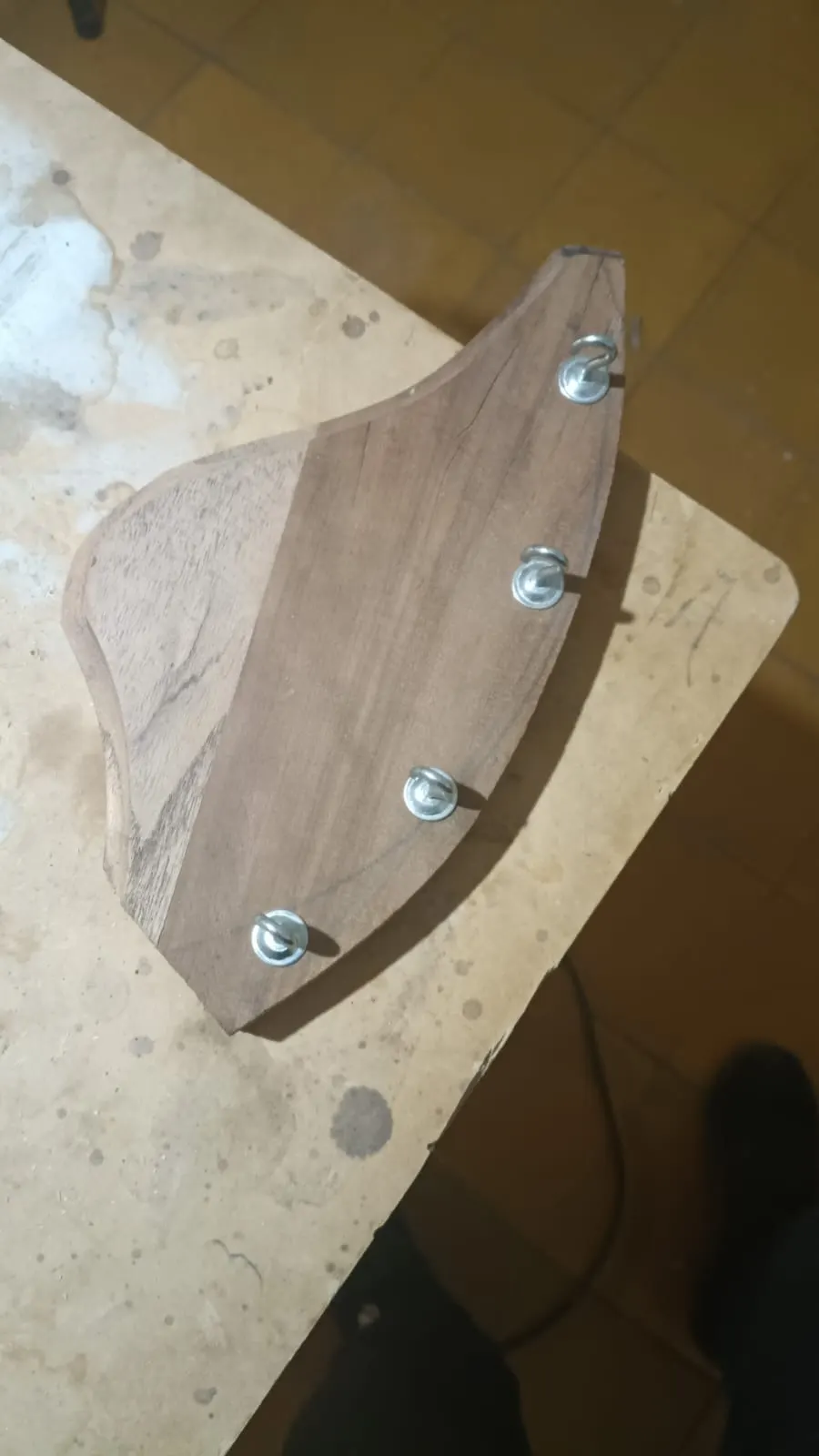 Portallaves curvo de madera con ganchos metálicos