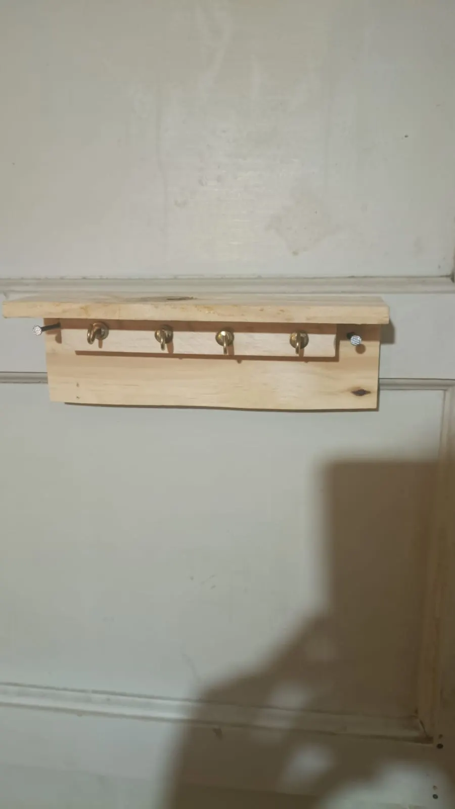 Portallaves de pino con repisa y ganchos para llaves