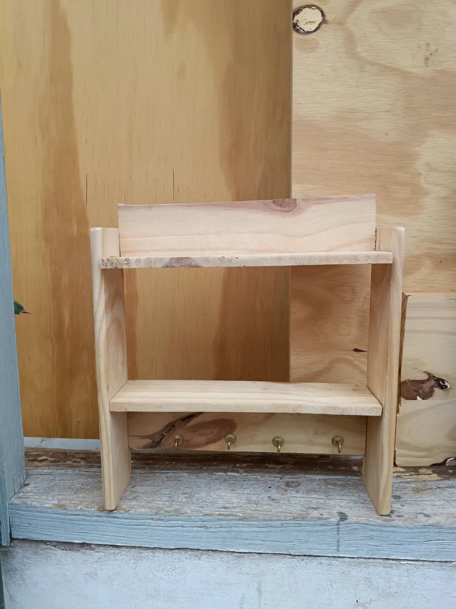 Repisa de dos niveles: Con laterales de madera